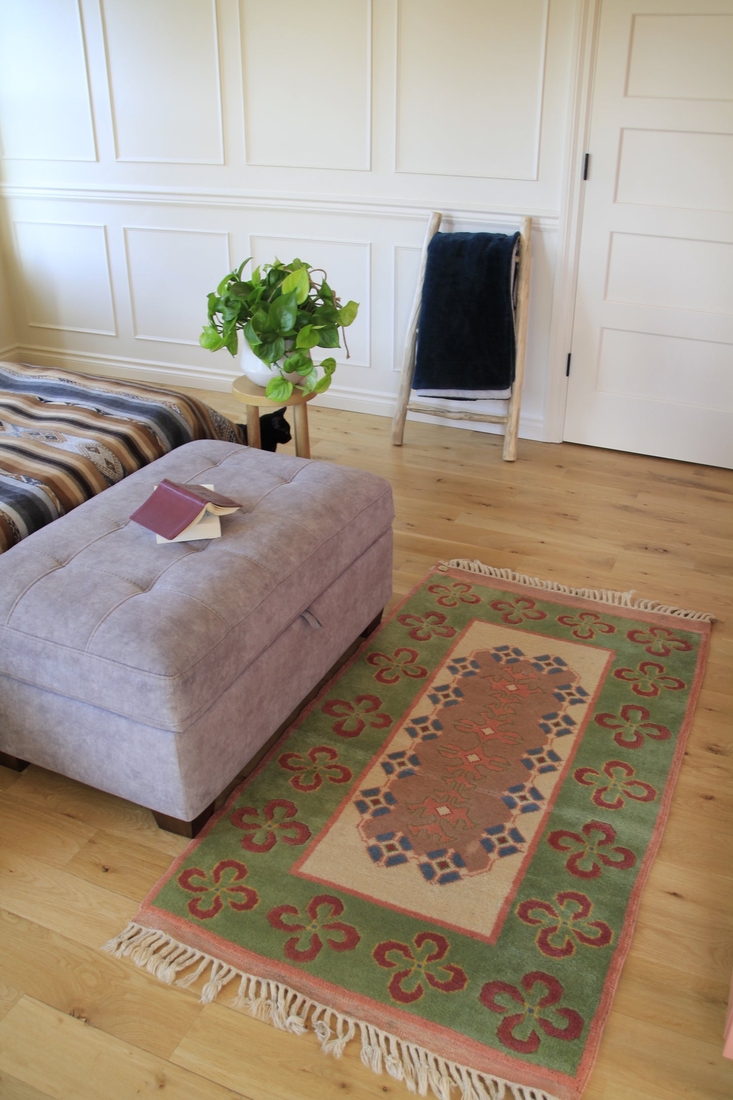 Handmade vintage Turkish small rug made of 100% wool.
