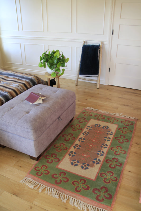 Handmade vintage Turkish small rug made of 100% wool.