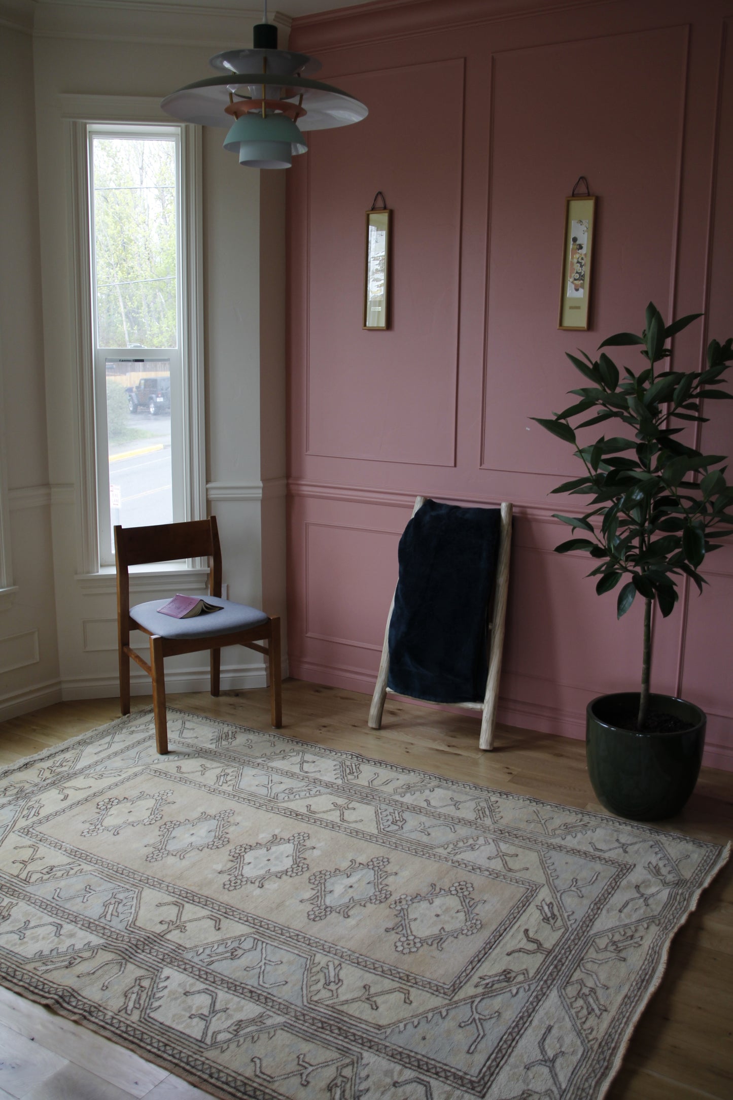 Handmade vintage Turkish medium rug made of 100% wool.