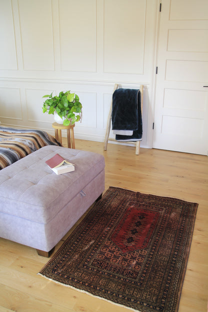 Handmade vintage Turkish small rug made of 100% wool.