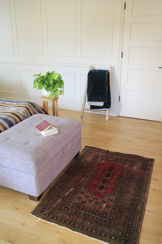 Handmade vintage Turkish small rug made of 100% wool.